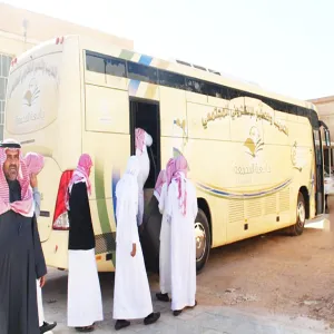 حافلة التدريب والتعليم الإلكتروني المجتمعي المتنقل تقيم برنامجاً تدريبياً في المعهد العلمي بالمجمعة