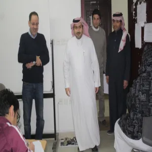 سعادة عميد كلية الهندسة يتفقد سير الاختبارات