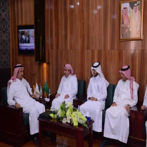وفد من كلية الهندسة برئاسة سعادة عميد الكلية يزورون معالي مدير الجامعة ويهنئون معاليه بمناسبة صدور الأمر السامي بتمديد خدمته