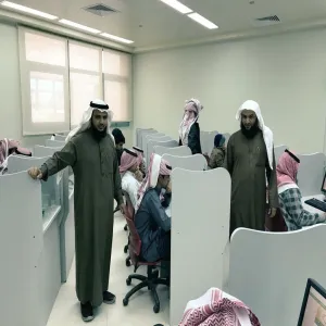 عميد الكلية يطمئن على سير الاختبارات الإلكترونية بالكلية