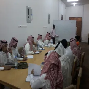 قسم إدارة الأعمال بكلية العلوم والدراسات الإنسانية برماح تقيم محاضرة إضافية حول أساسيات الرياضيات‎