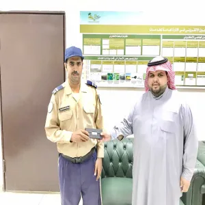 المشرف يكرم حارس الامن في مبنى الادارة