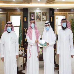معالي رئيس الجامعة يستقبل قيادات عمادة شؤون الطلاب ويتسلم نسخةً من التقرير السنوي للعام الجامعي1440-1441هـ