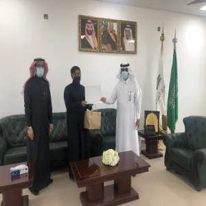تكريم عميد الكلية للطلاب المشاركين في الدورات التدريبية