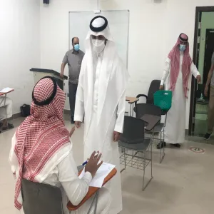 عميد كلية الهندسة يتفقد سير الاختبارات النهائية وتوزيع المعقمات الطبية للطلاب