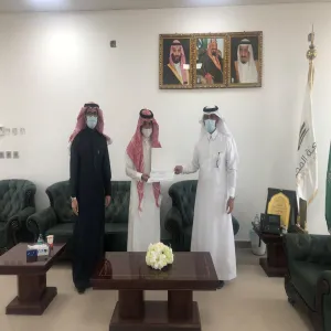 تكريم عميد كلية الهندسة للمشاركين في ورشة عمل ريادة الأعمال والمشاريع الصغيرة