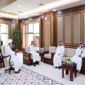معالي رئيس الجامعة يطلع على تقرير عن الجهود المبذولة للتعامل الآمن مع جائحة كورونا والبرتوكولات التخصصية في أعمال الإدارة العامة للخدمات