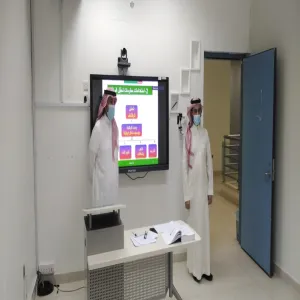 سعادة عميد الكلية في جولة تفقدية لبرنامج ماجستير إدارة الموارد البشرية