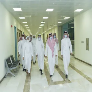 رئيس الجامعة يزور عمادة القبول والتسجيل