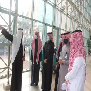 وكيل الجامعة للشؤون التعليمية يزور السنة الأولى المشتركة