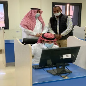 سعادة عميد الكلية يتفقد سير الاختبارات الإلكترونية