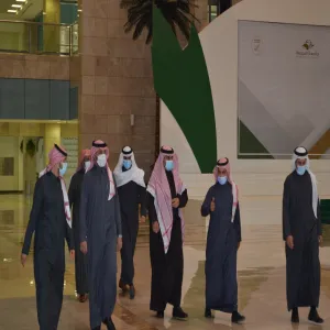 رئيس الجامعة يتفقّد مقر المقابلات الشخصية الذي يقام ضمن فعاليات ملتقى توظيف الخريجين