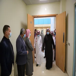 رئيس الجامعة يزور عمادة التعليم الإلكتروني ويتابع تدريس المقررات الإلكترونية