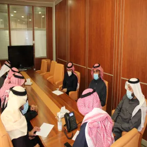 عميد وقيادات الكلية يلتقون بالطالبات
