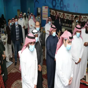 عميد الكلية يفتتح معرض يوم التأسيس