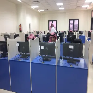 سعادة عميد الكلية يتفقد سير الاختبارات الإلكترونية