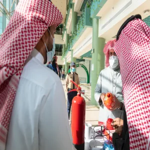 وكيل الجامعة يدشن الركن التوعوي للإدارة العامة للصحة المهنية والبيئة بمناسبة اليوم العالمي للدفاع المدني