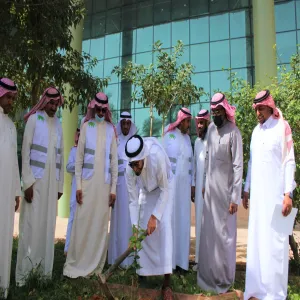 الكلية تشارك في حملة التشجير "لنجعلها خضراء"