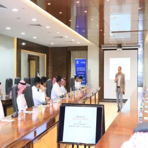 سعادة عميد الكلية يدشن برنامج التطوير المهني بالتعاون مع غرفة محافظة المجمعة