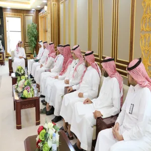 رئيس الجامعة يستقبل في مكتبه أعضاء لجنة إعداد الحساب الختامي