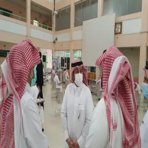 عميد الكلية يتفقد سير الاختبارات النهائية