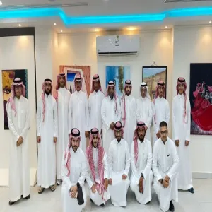 ضمن الأنشطة الصيفية.. عدد من طلاب الجامعة يزورون الجمعية السعودية للفنون التشكيلية