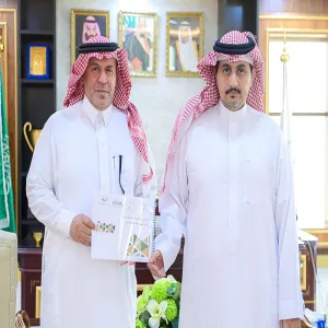 سعادة رئيس الجامعة يستلم التقرير السنوي للإدارة العامة للمراجعة الداخلية للعام 2021م