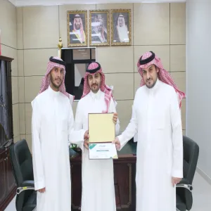 عميد الكلية يكرم الموظفين المثاليين لشهر (أبريل)