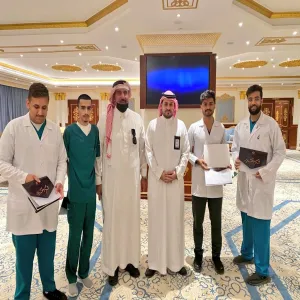 رئيس الجامعة يكرم الفريق المشارك من الكلية في جناح الجامعة في المؤتمر والمعرض الدولي للتعليم ٢٠٢٢م.