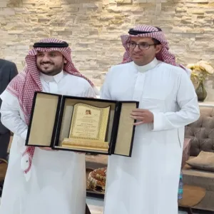 الكلية التطبيقية تكرم عميدها السابق وعضو هيئة تدريس لانتهاء فترة عمله بالكلية نظير أعمالهم أثناء فترة تكليفهم