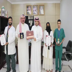 عميد الكلية يكرم الفريق الفائز من قسم المختبرات بالميدالية الذهبية  في لندن ٢٠٢٢م.