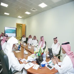 رئيس الجامعة يتابع أعمال فريق أتمتة إجراءات العمل بمعهد الدراسات والخدمات الاستشارية