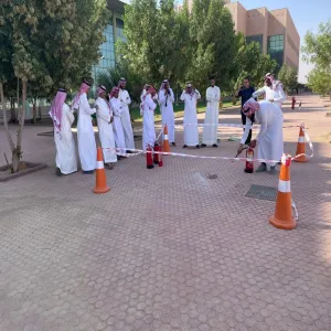 السلامة: تُنفذ دورة تدريبية عن كيفية استخدام وسائل السلامة