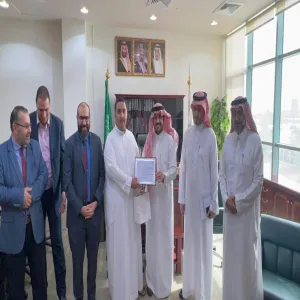 عميد الكلية يكرم الطالب فهد العنزي لحصوله على أول شهادة مهنية احترافية من بين طلبة الكلية