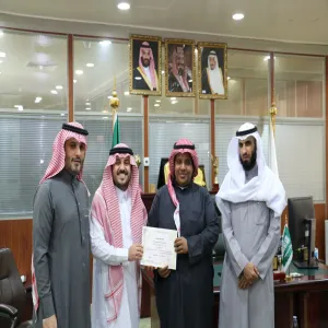 عميد الكلية التطبيقية يكرم الطلبة المتفوقين بفرع الكلية بالزلفي
