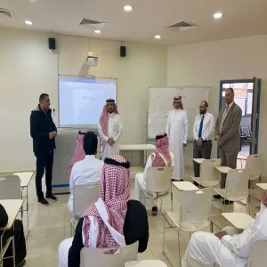 عميد الكلية التطبيقية يتابع سير العملية التعليمية وانتظام الطلاب الجدد