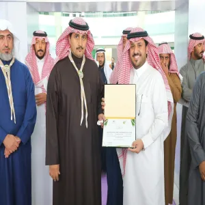 سعادة رئيس الجامعة يكرم الكلية التطبيقية فى معرض نادي أصدقاء نزاهة الجامعي