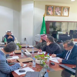 الرئيس التنفيذي للكلية التطبيقية يعقد اجتماعاً بلجنة البرامج والخطط