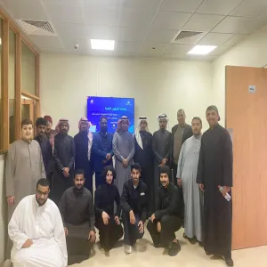 طلاب الكلية التطبيقية يزورون عمادة تقنية المعلومات