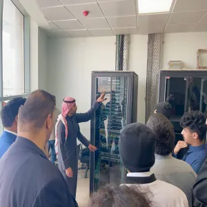 طلاب الكلية التطبيقية في زيارة لعمادة تقنية المعلومات