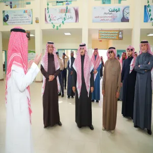 رئيس الجامعة يزور مدارس رواد الجامعة