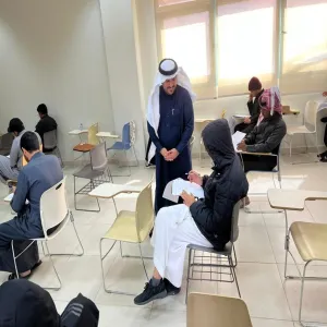 الرئيس التنفيذي للكلية التطبيقية يتفقد سير الاختبارات النهائية للفصل الدراسي الثاني من العام 1444