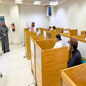 الرئيس التنفيذي للكلية التطبيقية يتابع سير العملية التعليمية وانتظام الطلاب بالفصل الدراسي الثالث