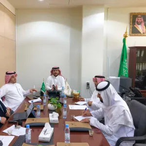 الرئيس التنفيذي للكلية التطبيقية يجتمع بالمدراء التنفيذيين للكلية بجميع الفروع