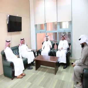 عميد كلية التربية يبحث الخطط المستقبلية لبرامج الأنشطة الطلابية