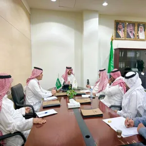 الرئيس التنفيذي للكلية التطبيقية يعقد اجتماعاً تنسيقياً بعميد معهد الدراسات والخدمات الاستشارية