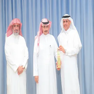 رئيس الجامعة يُكرّم الإدارة العامة للشؤون الإدارية والمالية