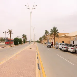 تركيب إنارة للطرق الرئيسة بالمدينة الجامعية
