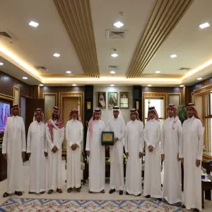 رئيس الجامعة يستقبل أعضاء لجنة إعداد الحساب الختامي ويتسلم نسخة منه