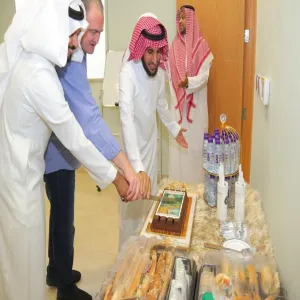 العمادة تكرم موظفيها على ما قدموه في نجاح مسيرة حفل التخرج لعام 2023